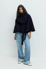 Cape-manteau femme CLARA – cape élégante ceinturée à col montant