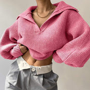 Pull femme cropped en maille – Col V et manches longues évasées