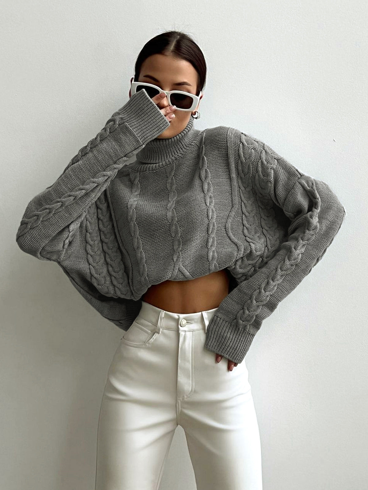 Pull femme Nima – col roulé oversize en maille douce & design intemporel