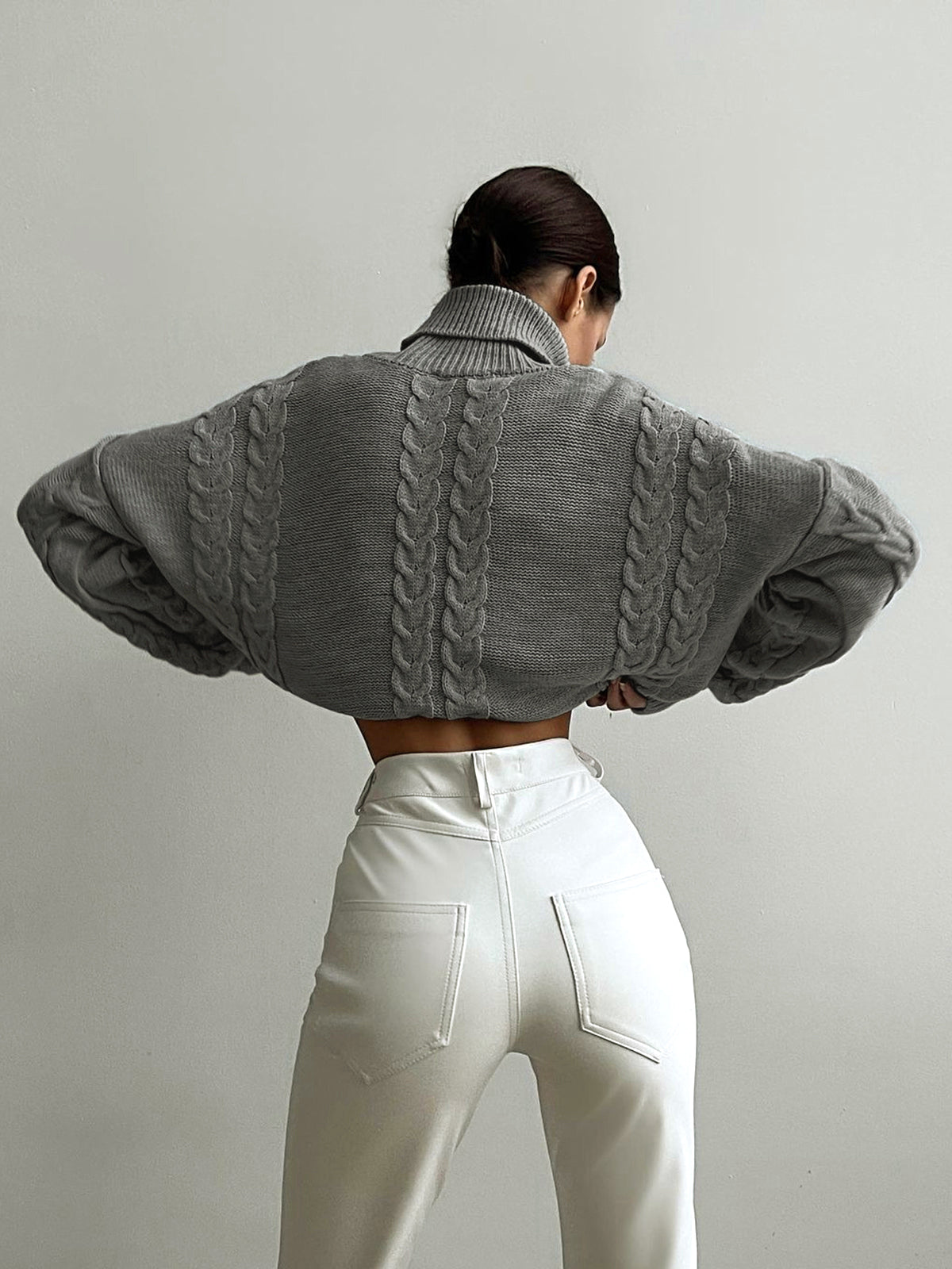 Pull femme Nima – col roulé oversize en maille douce & design intemporel