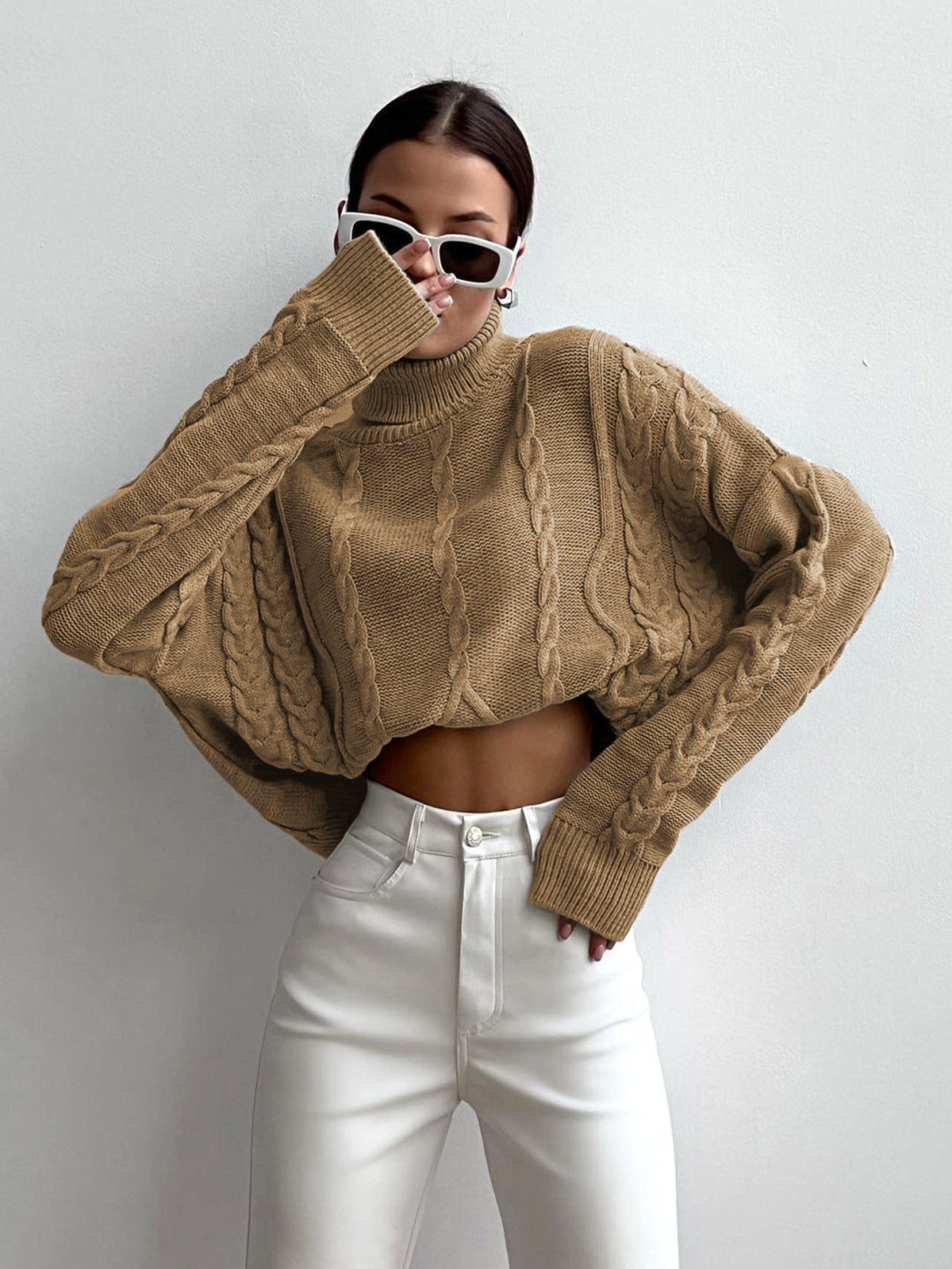 Pull femme Nima – col roulé oversize en maille douce & design intemporel