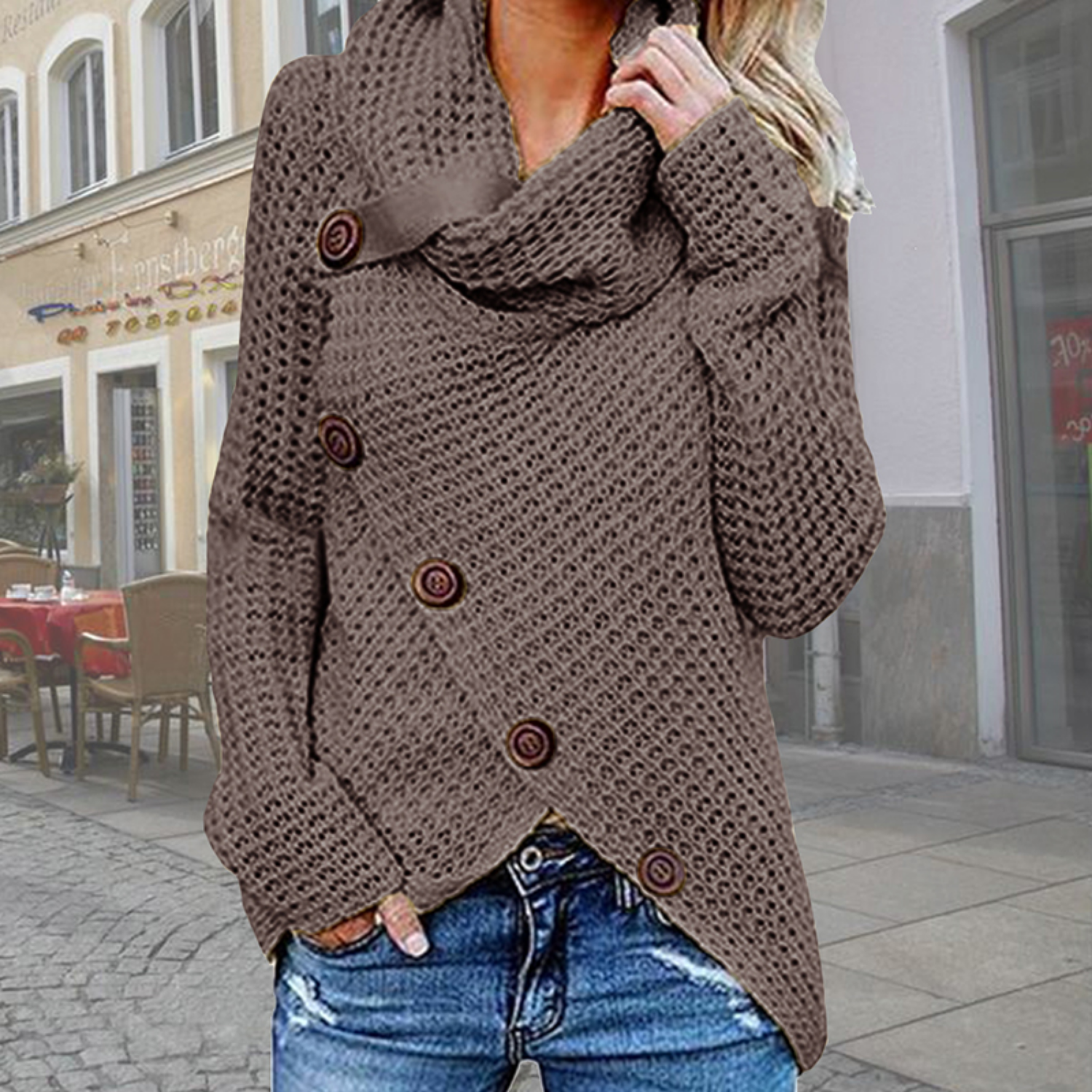 Pull Hailey col roulé oversize asymétrique boutons marron – look moderne