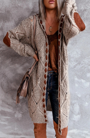 Long gilet femme à capuche – maille épaisse oversize et détails contrastés