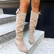 Bottes Hautes Femme en Suédine avec Semelle Antidérapante – Élégance et Confort pour Toutes les Saisons