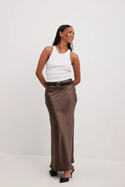 Jupe midi satin à taille haute – élégance brillante & chic