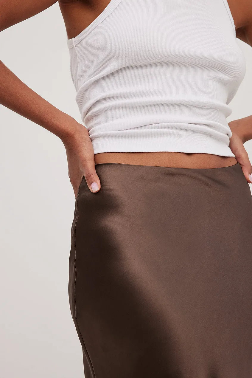 Jupe midi satin à taille haute – élégance brillante & chic