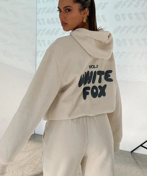 noa-witte-vos-trainingspak-creme-deqalli.webp