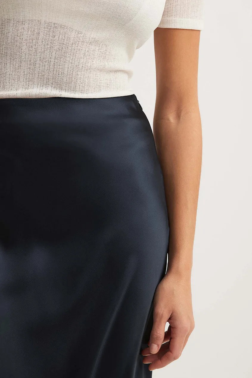 Jupe midi satin à taille haute – élégance brillante & chic
